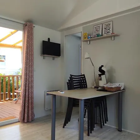 Franck's Tiny House Les Viviers אתר קמפינג